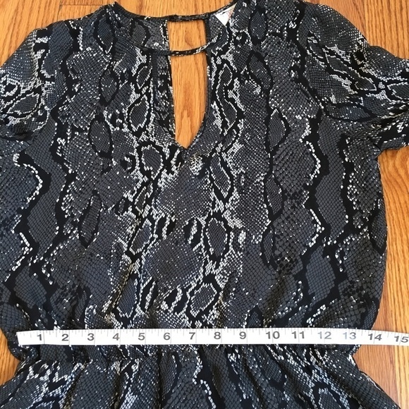 PARKER 100% Silk Snake Print Long Bell Sleeve V-neck Peplum Hem Blouse - Picture 7 of 15